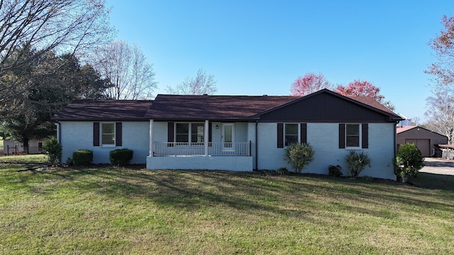 ranch-style home featuring a front lawn and covered porch