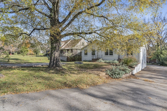 view of front of home with a front lawn