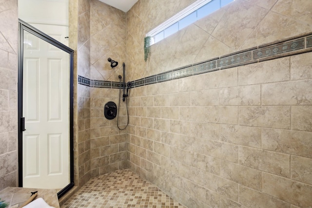 bathroom featuring a tile shower