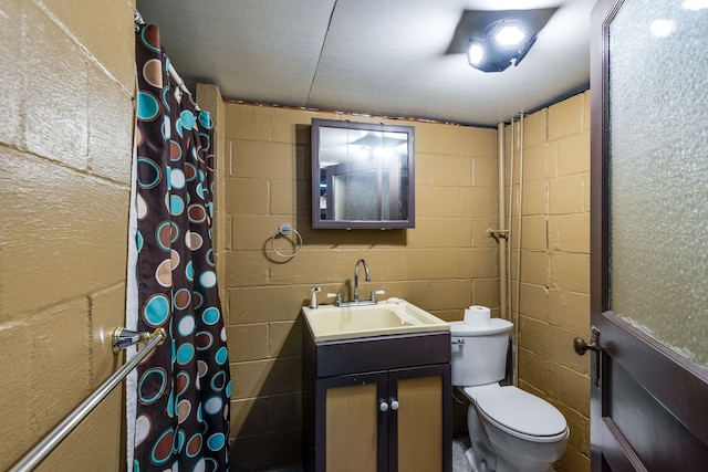 bathroom featuring a shower with shower curtain, vanity, and toilet