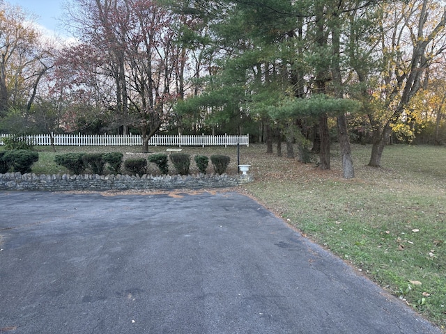 community / neighborhood sign featuring a yard