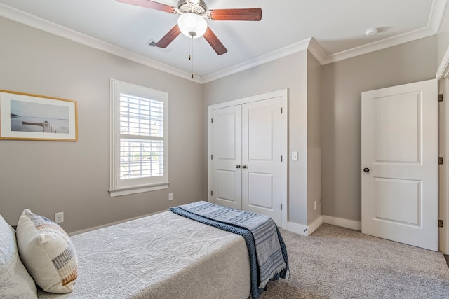 bedroom with a closet, ceiling fan, crown molding, and light carpet