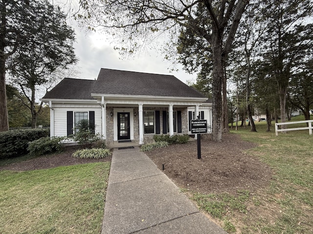 view of front of property featuring covered porch and a front lawn