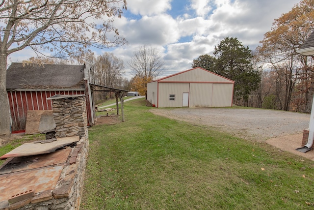 view of yard featuring an outbuilding