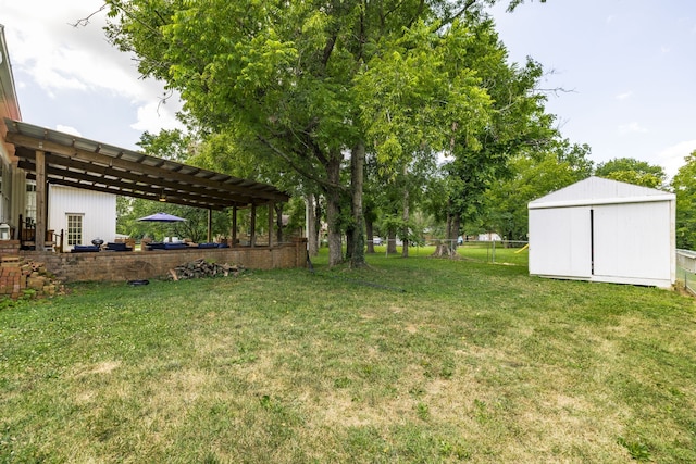 view of yard featuring an outbuilding