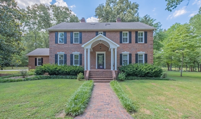 colonial inspired home featuring a front yard