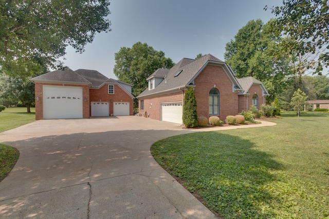 view of front of property featuring a front yard