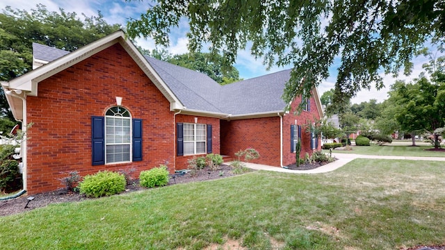 view of front facade with a front lawn