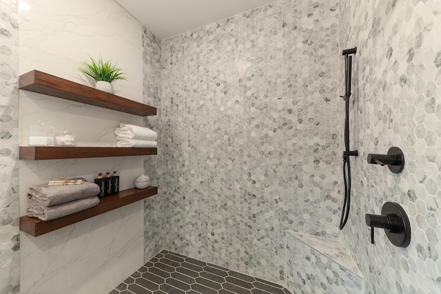 room details featuring a tile shower