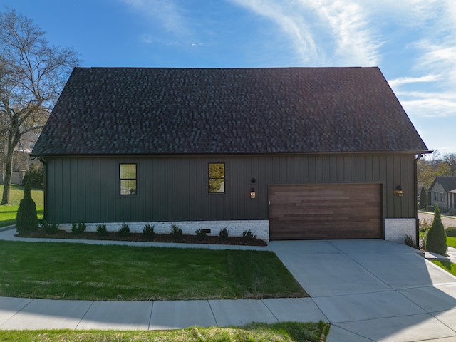 view of front of house with a front yard and a garage