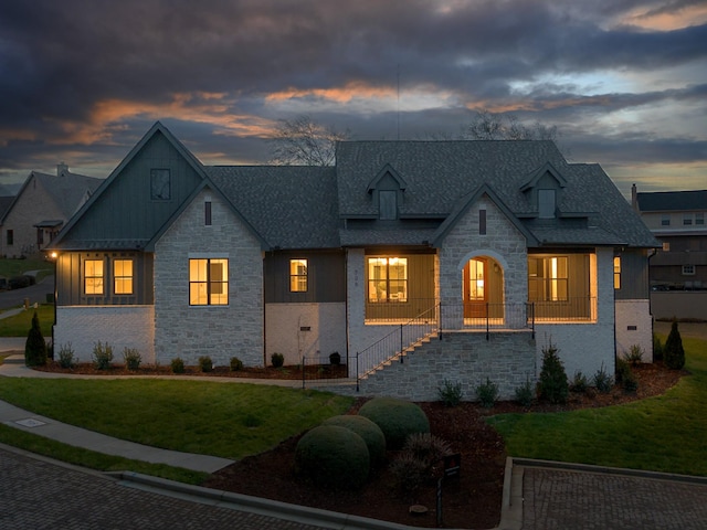 view of front facade featuring a yard