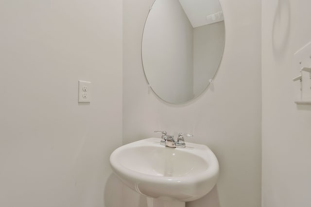 bathroom featuring sink