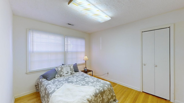 400 Edgewood Dr, Tullahoma, TN 37388 - bedroom featuring a textured ceiling, baseboards, wood finished floors, and a closet