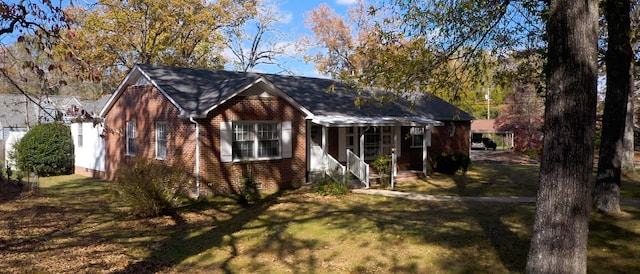 view of front of property with a front lawn and covered porch