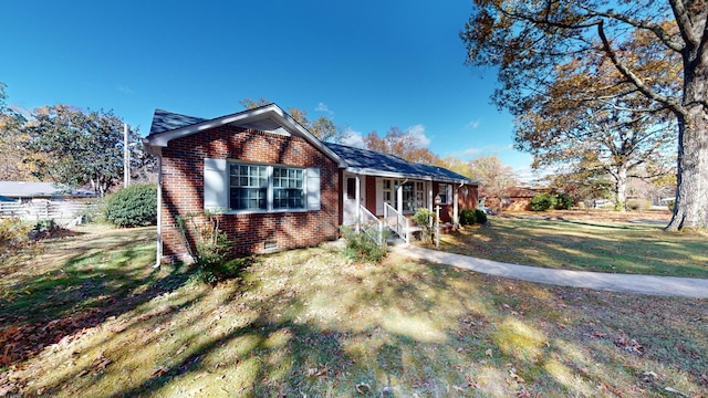 view of front facade featuring covered porch and a front yard