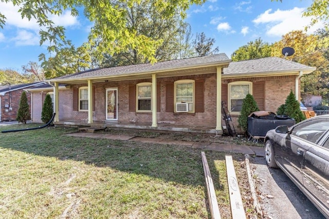 single story home featuring a front lawn