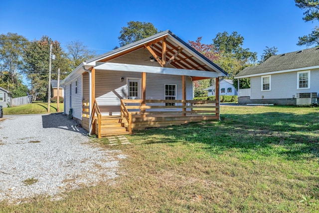 view of front facade featuring covered porch and a front yard