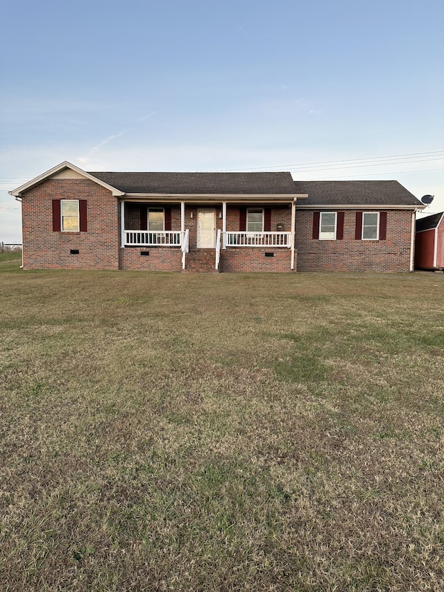 ranch-style home featuring a front lawn and a porch