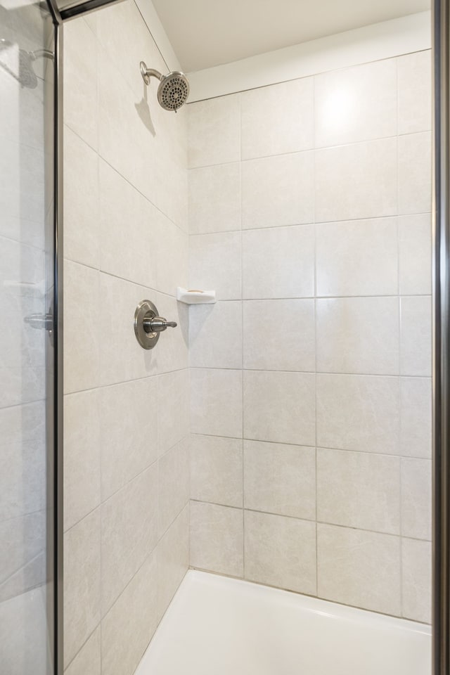 bathroom featuring tiled shower