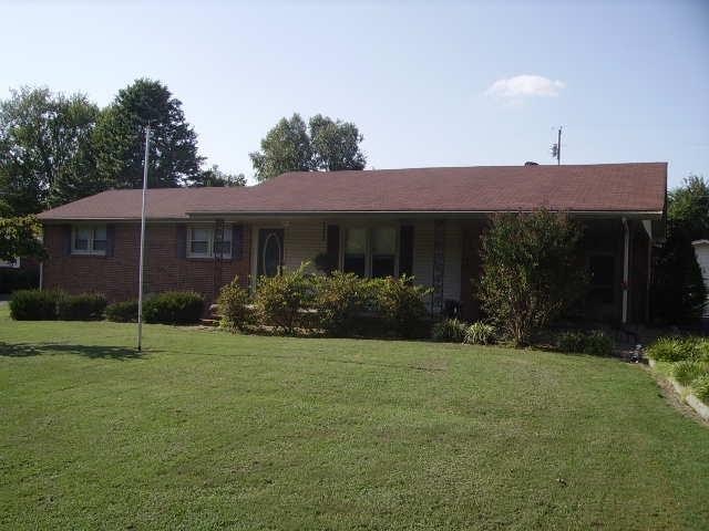 single story home with a front yard