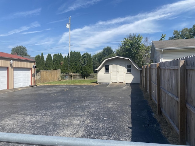 1433 Cardinal Dr, Lafayette, TN 37083 - garage with a storage unit