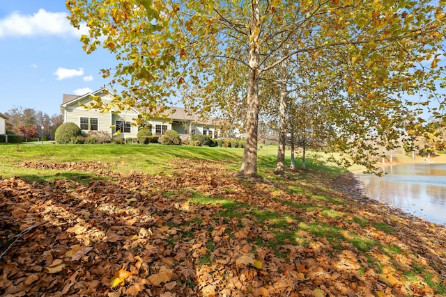 view of yard featuring a water view