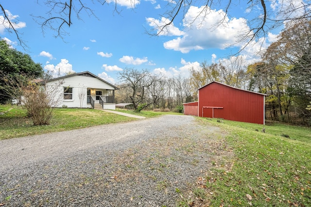 view of yard with an outdoor structure