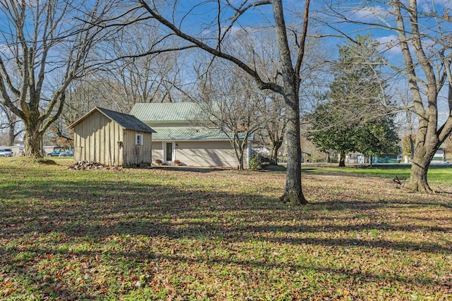 view of yard with a shed