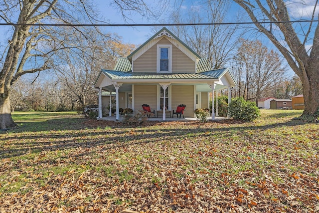 view of front of property featuring a front lawn and a porch