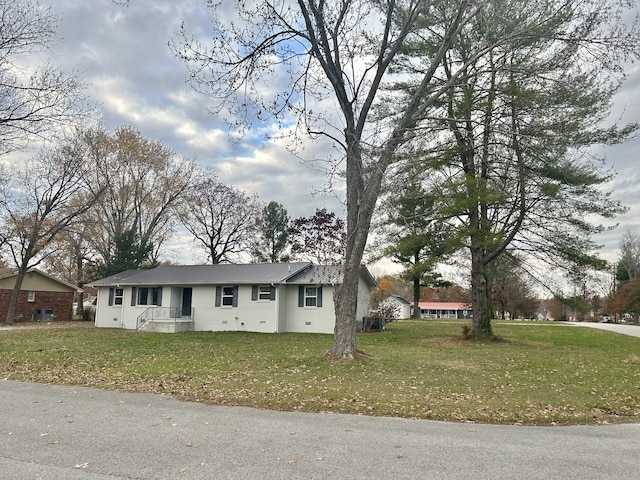 ranch-style house featuring a front yard