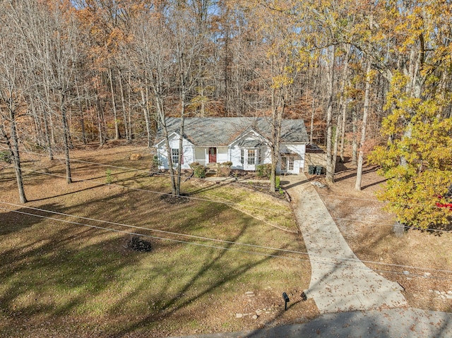 view of front facade featuring a front yard