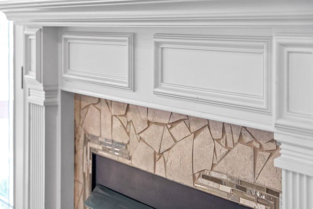 details featuring tasteful backsplash