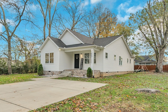 view of front facade featuring a front yard