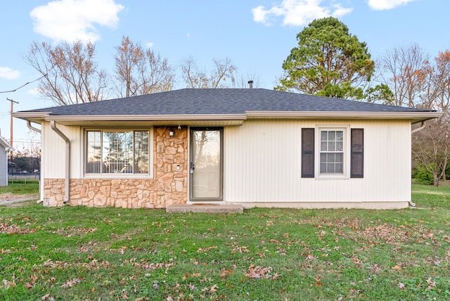 view of front of home featuring a front yard