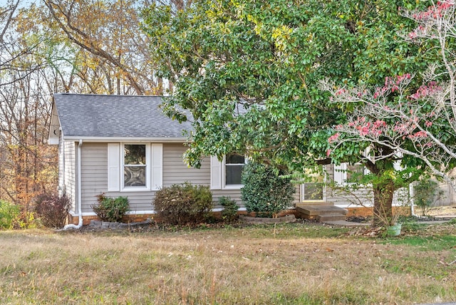 view of front facade with a front yard