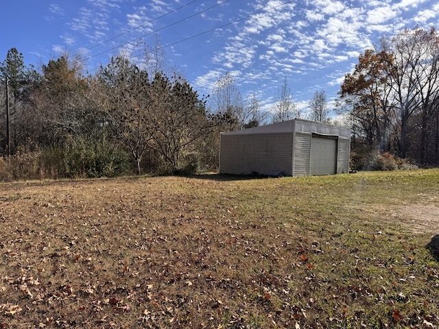 view of yard with an outbuilding and a garage