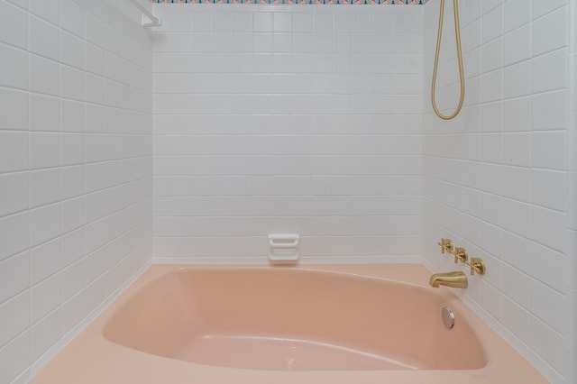 bathroom with tiled shower / bath combo