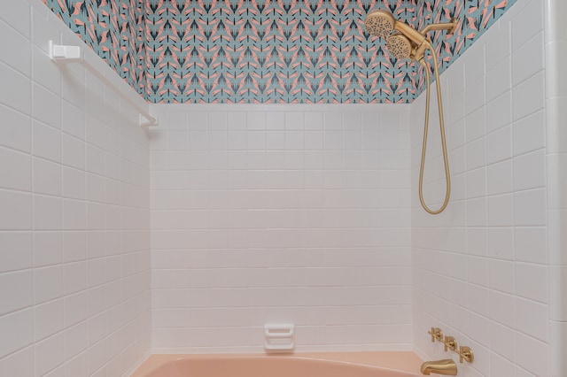 bathroom featuring tiled shower / bath combo