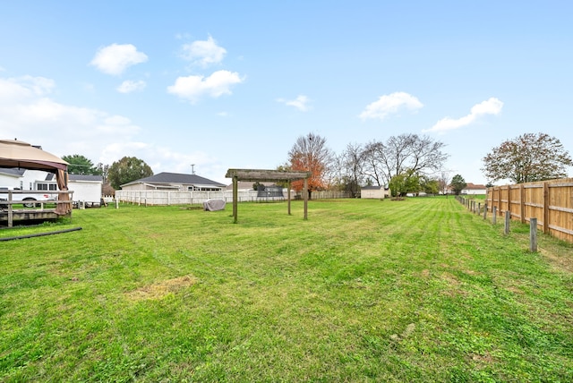 view of yard featuring a pergola