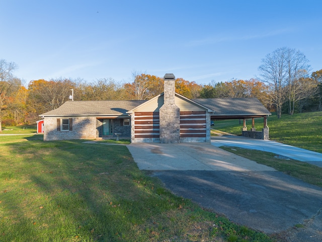 view of front of property featuring a front lawn and a carport