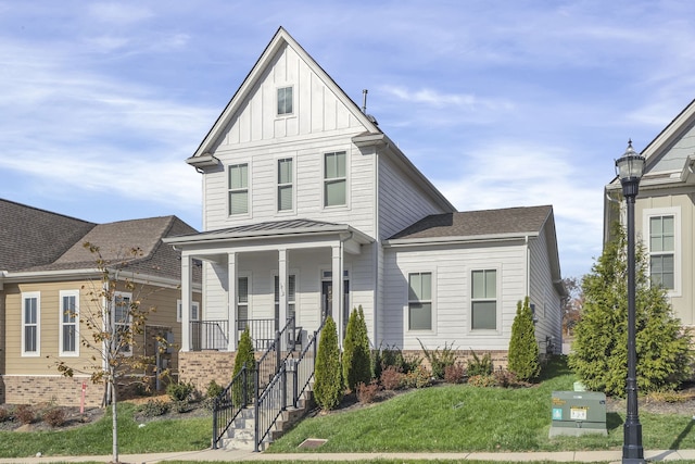 view of front of property featuring a front lawn and covered porch