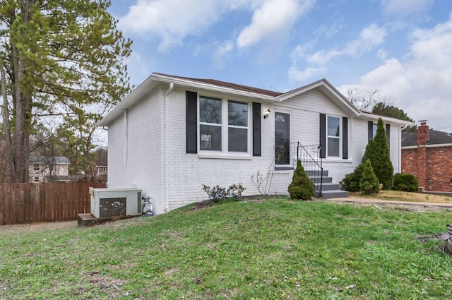 view of front of property featuring a front yard