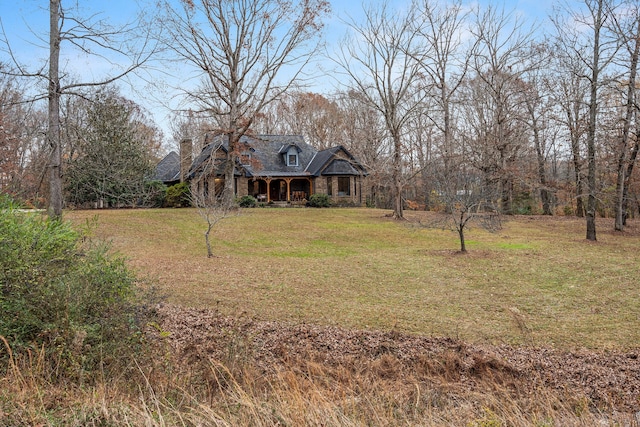 view of front facade featuring a front yard