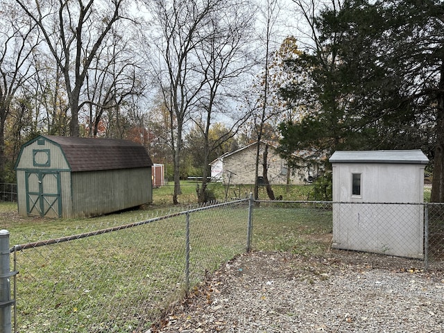 view of yard featuring a storage unit