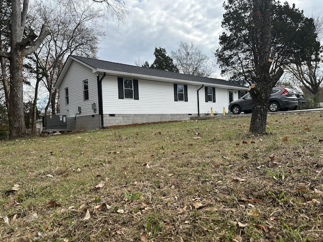 view of front of property featuring a front yard