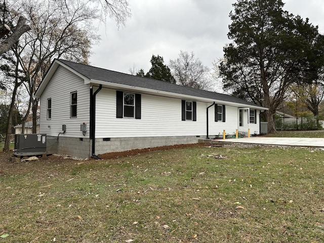 view of front facade featuring central AC, a patio, and a front yard