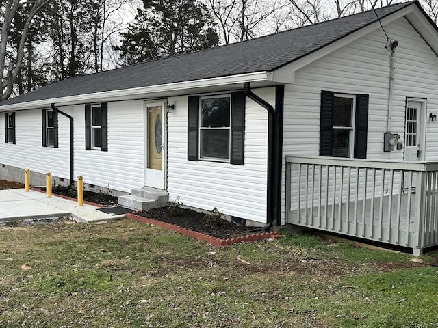 view of front facade featuring a front yard