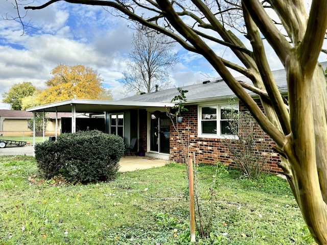 view of front facade featuring a front yard