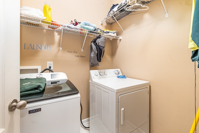 washroom featuring washing machine and clothes dryer