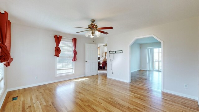 unfurnished room featuring light hardwood / wood-style flooring and ceiling fan